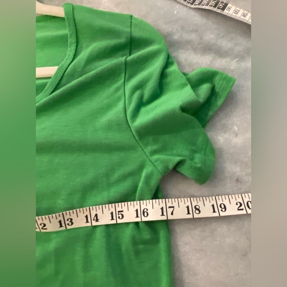 Lularoe Size XS Kelly Green Scoop Neck Round Hem Short Sleeve Tee Shirt Top - Picture 8 of 8